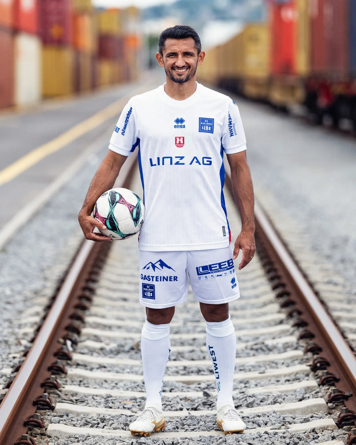 FC_Blau_Weiss_Linz_Heim_und_Auswaertstrikot_2